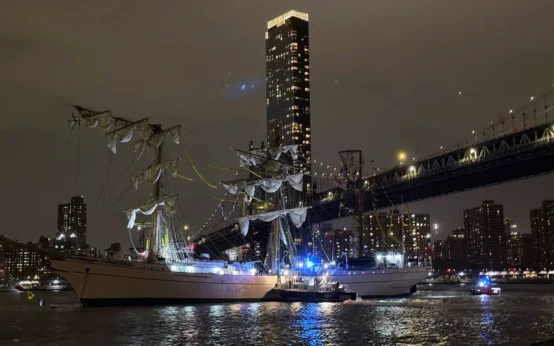 Mexican Navy Ship Collides with Brooklyn Bridge