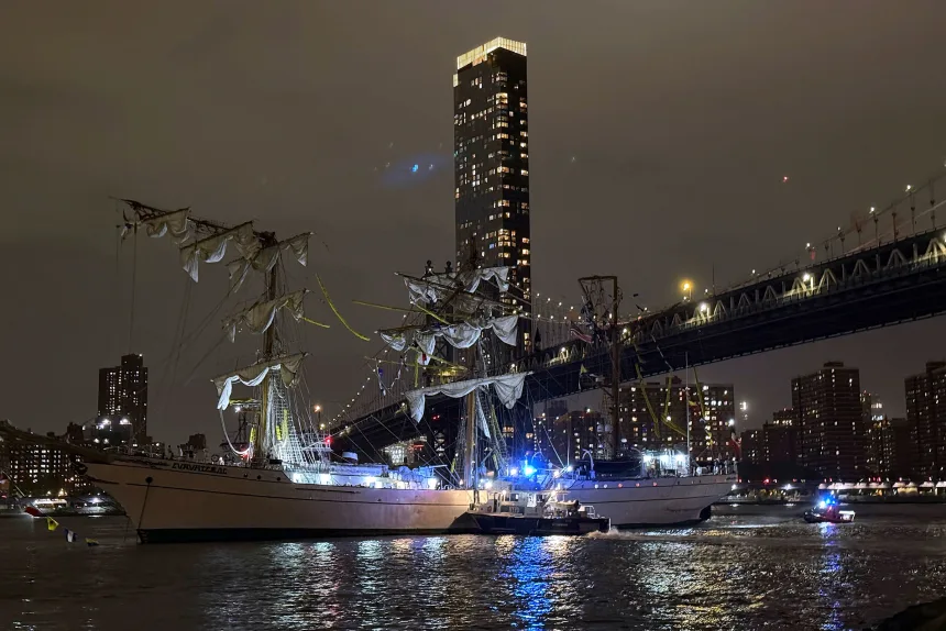 Mexican Navy Ship Collides with Brooklyn Bridge