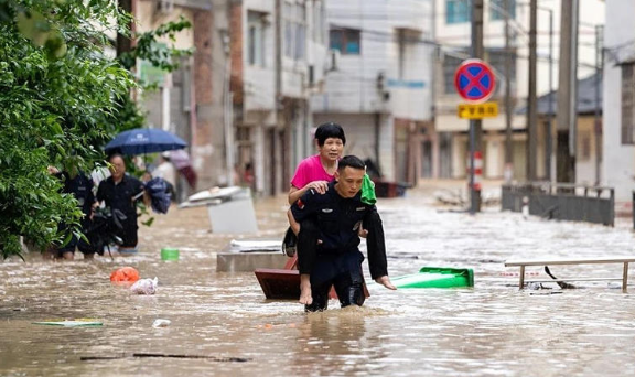 Torrential Rains Sweep Through Guizhou, Flooding Villages and Collapsing Bridges