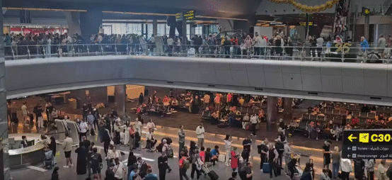 Vietnamese Tourist Trapped 35 Hours Amid Conflict