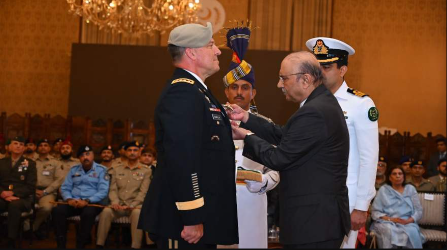 Zardari awards top military honors to US commander