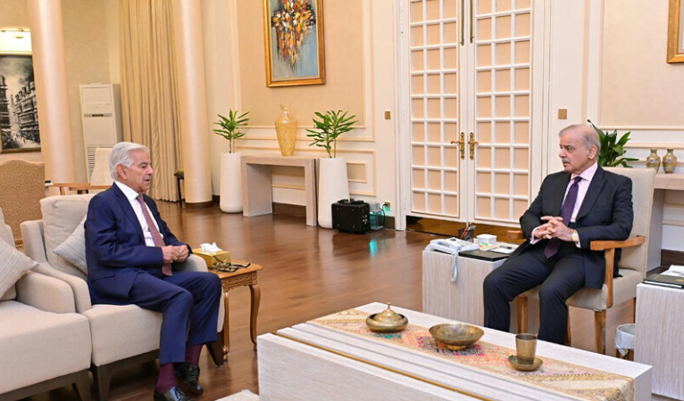 PM Acknowledges Khawaja Asif’s Role in UK-Pakistan Flights