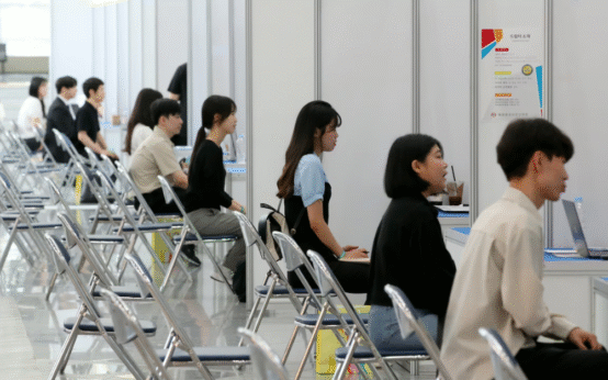 Vanishing Jobs Leave South Korean Youth Facing Uncertain Future