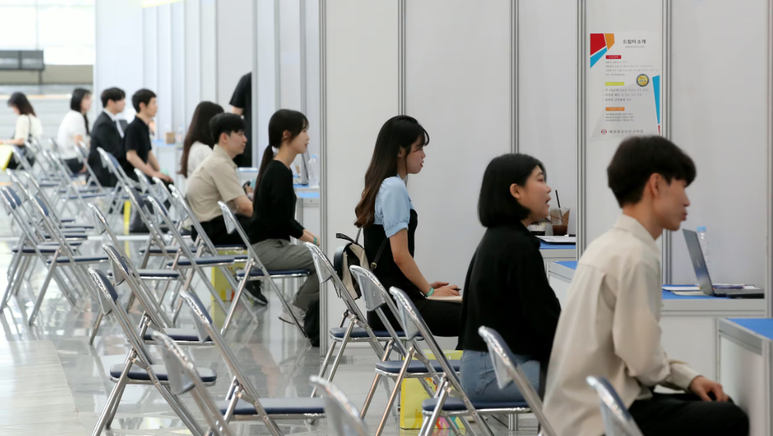 Vanishing Jobs Leave South Korean Youth Facing Uncertain Future