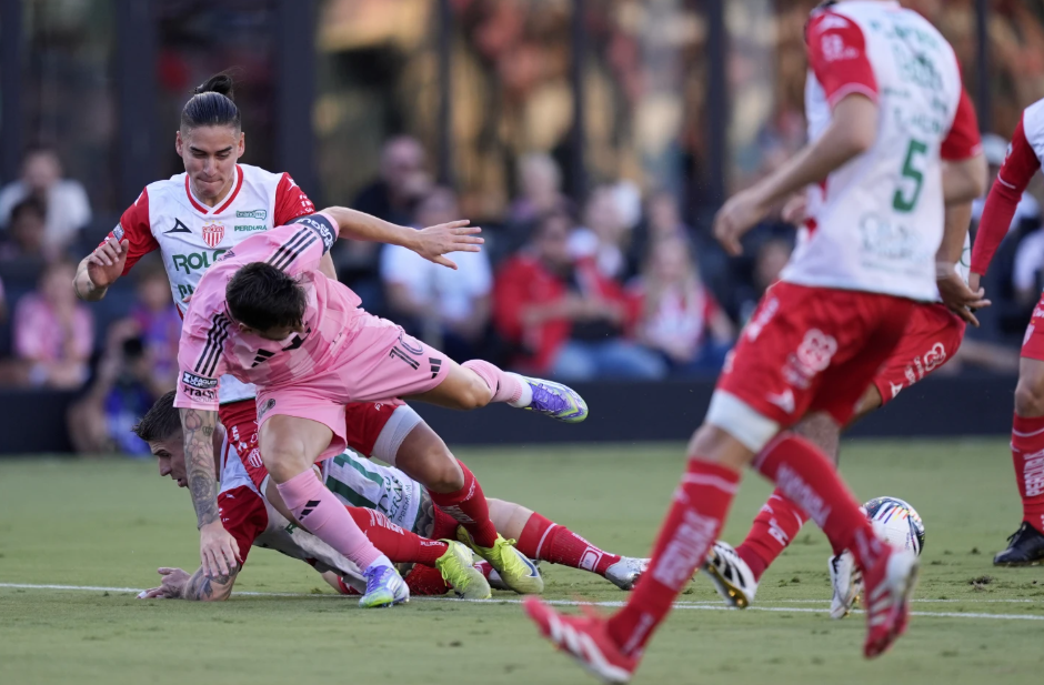 Necaxa Scores Twice Before Halftime to Turn the Match Around