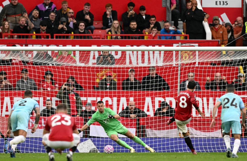VAR controversy as Manchester United awarded stoppage-time penalty