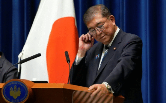 Asian Stocks Gain as Yen Falls Amid Japan’s Political Uncertainty