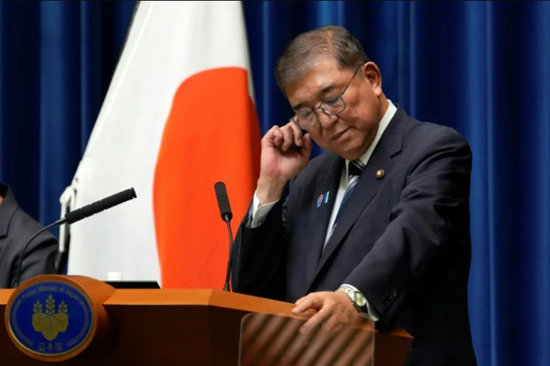 Asian Stocks Gain as Yen Falls Amid Japan’s Political Uncertainty