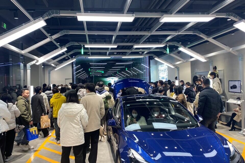 Tesla Rejects Supplier Bans, Stands by Chinese Partners Despite Trade-Tension Fallout