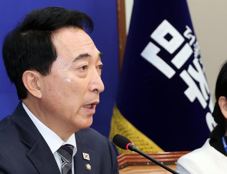 Democratic Party Urges Kim Byung-kee to Resign Voluntarily Amid Escalating Scandal
