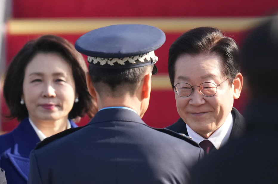 President Lee Arrives in Beijing, Receives Ministerial Welcome